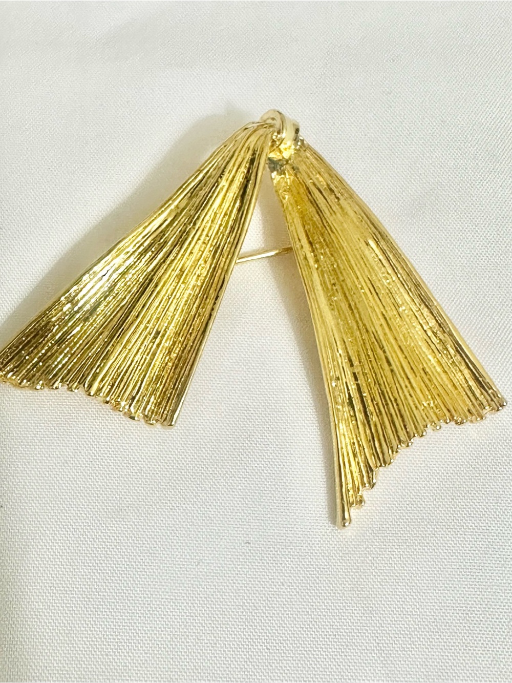 Vintage Gold-Plated Textured Fan Brooch